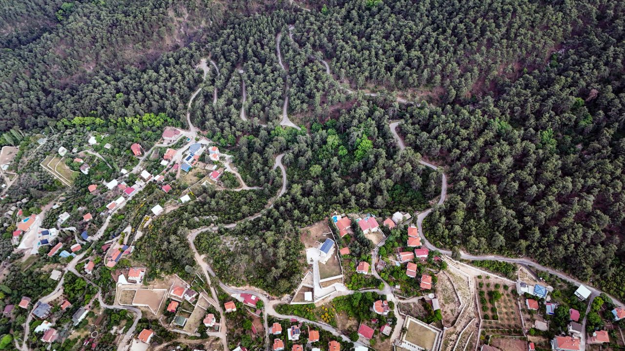 25 yıllık yolları kapanan mahalleli çözüm bekliyor