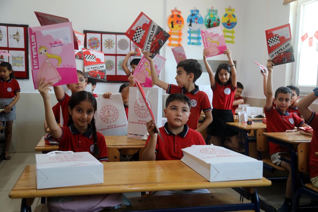 Antalya'da 475 bin öğrenci karne aldı