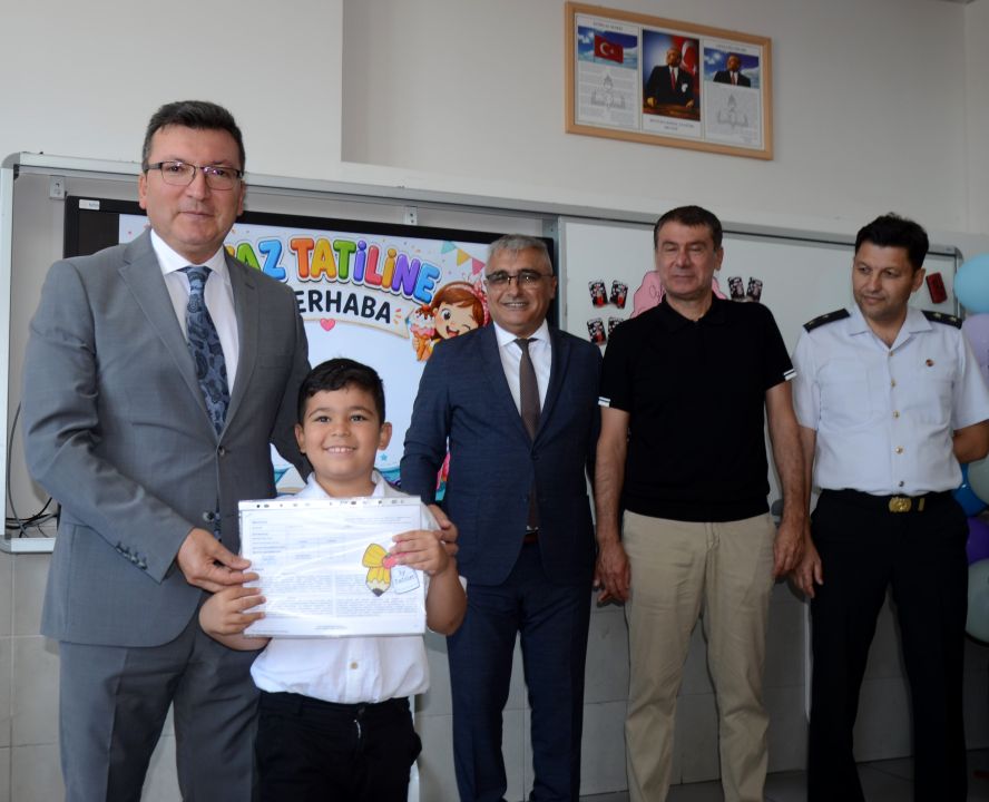 Serik'te öğrencilerin karne heyecanı