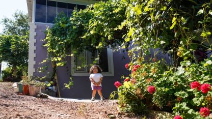 MPS hastası Ezgi, bozuk toprak yol nedeniyle eve hapsoldu