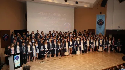 Akdeniz Üniversitesi’nde diş hekimleri mezun oldu