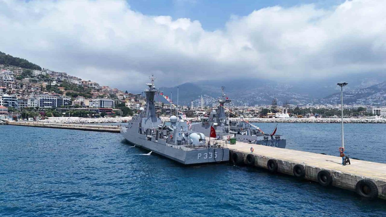 Alanya Limanı’nda savaş gemilerine yoğun ilgi