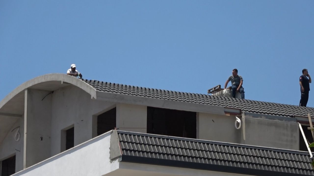 Alanya’da bunalıma girip çatıya çıkan şahsı polis ekipleri ikna etti