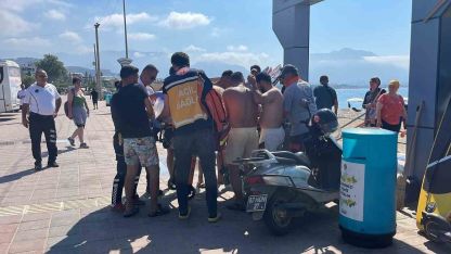Alanya’da denizde boğulma tehlikesi geçiren yaşlı adam hastaneye kaldırıldı