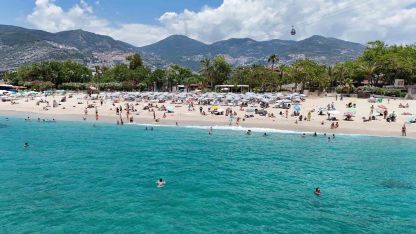 Alanya’da hava sıcaklığı 30 dereceyi gördü, turistler sahile koştu