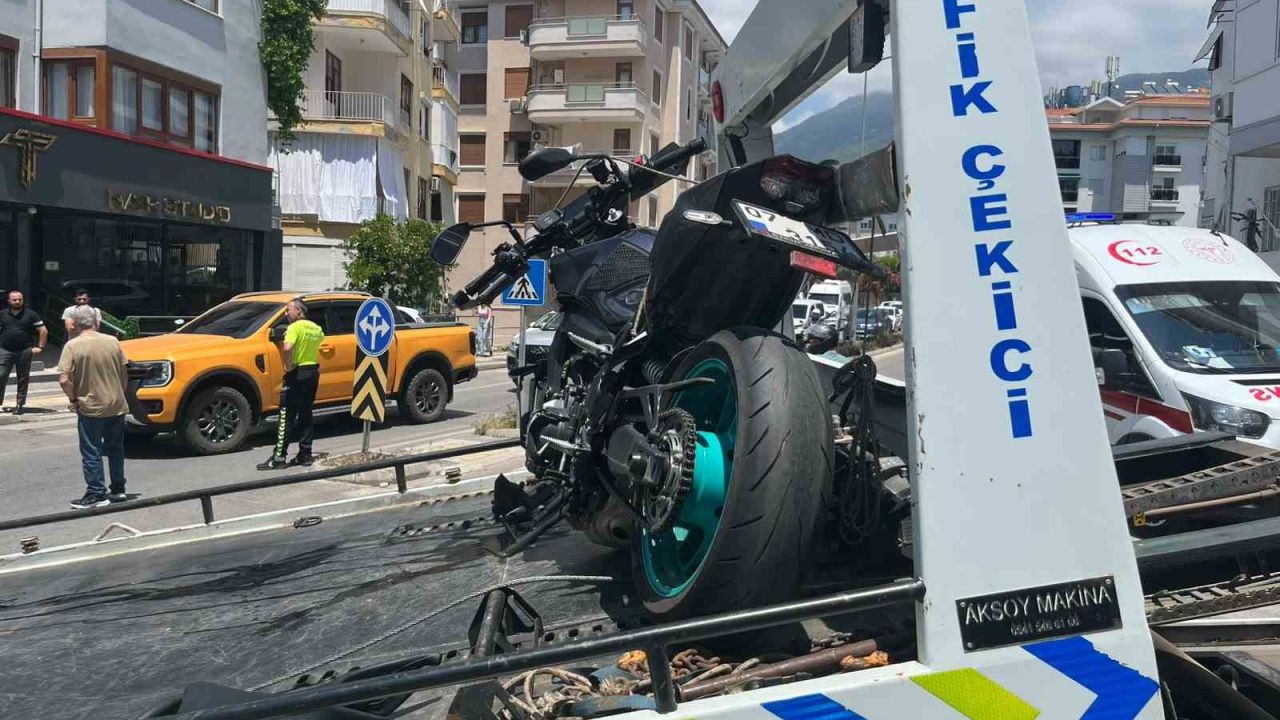 Alanya’da motosiklet ile otomobil çarpıştı: 1 yaralı