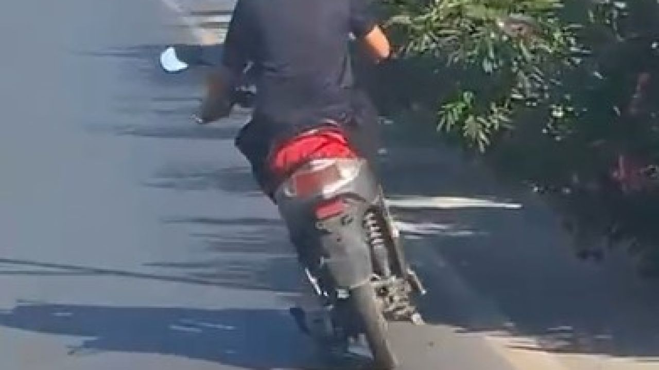 Alanya’da motosiklet üzerinde ayakta ilerleyen sürücünün tehlikeli yolculuğu kamerada