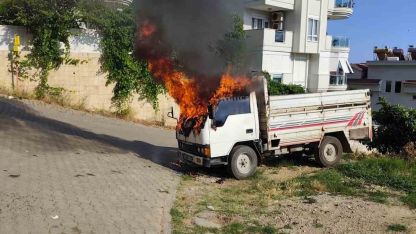 Alanya’da park halindeki kamyonette çıkan yangın söndürüldü