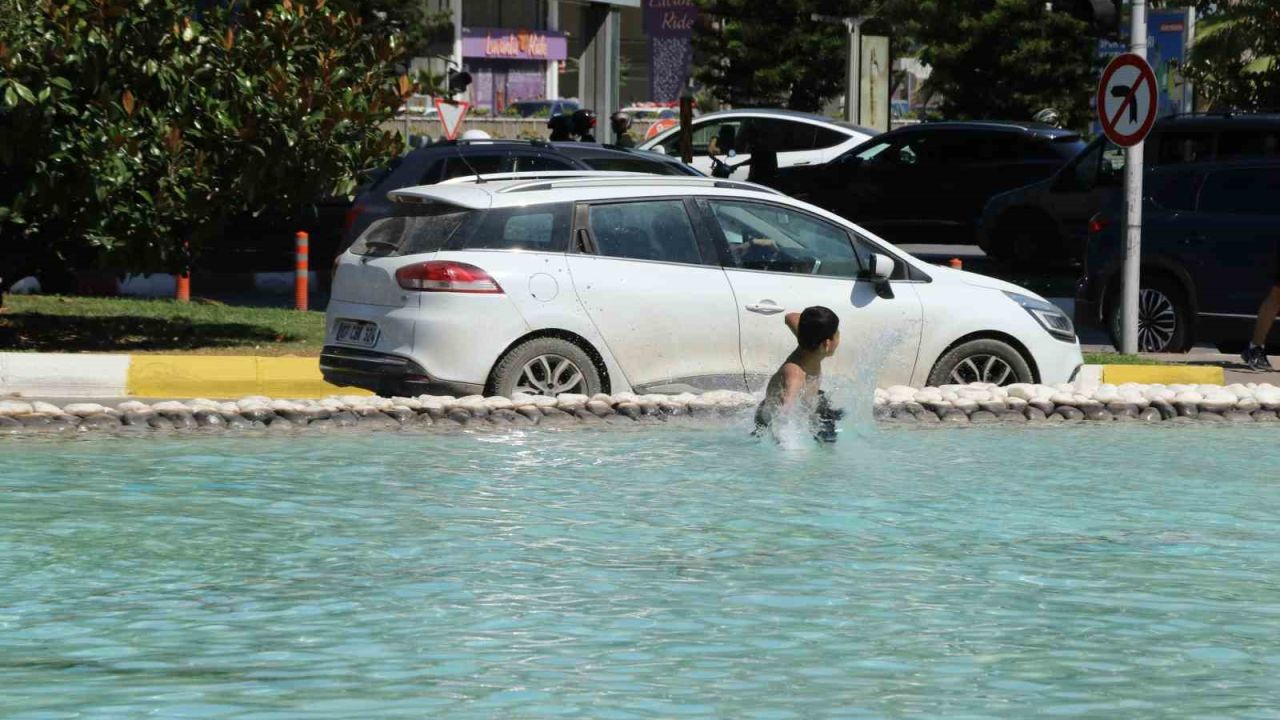 Antalya’da çocuklar süs havuzuna girerek serinledi