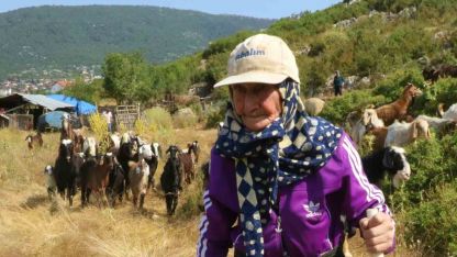 Antalya’nın süper çobanı Emine Nine: 94 yaşında, 90 yıldır keçileriyle dağlarda