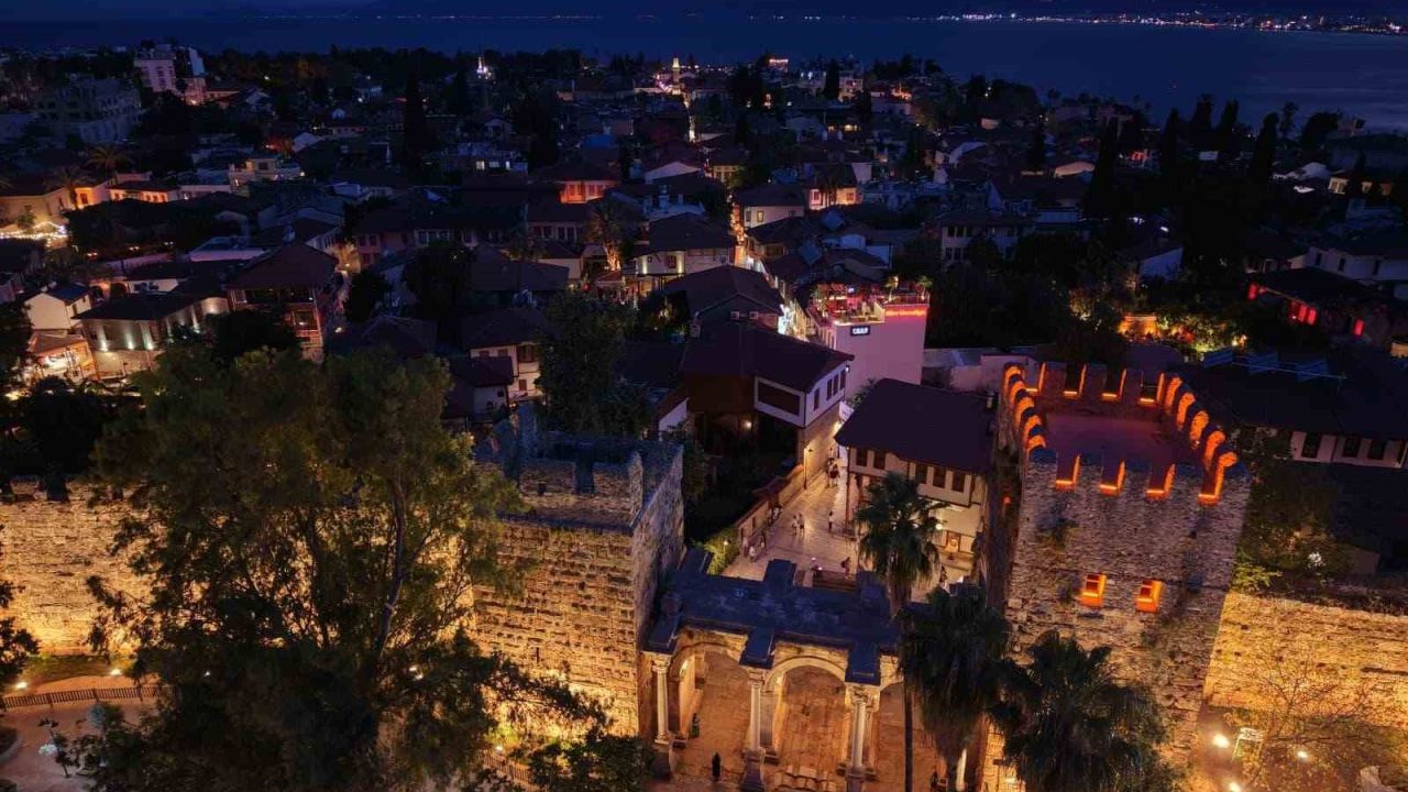 Antalya’nın tarihi kapısı aydınlatıldı
