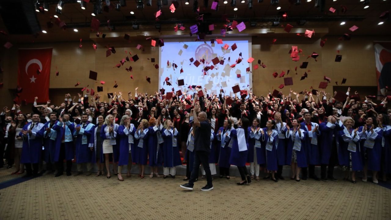 AÜ Tıp Fakültesi’nde 238 genç hekim yemin ederek mezun oldu