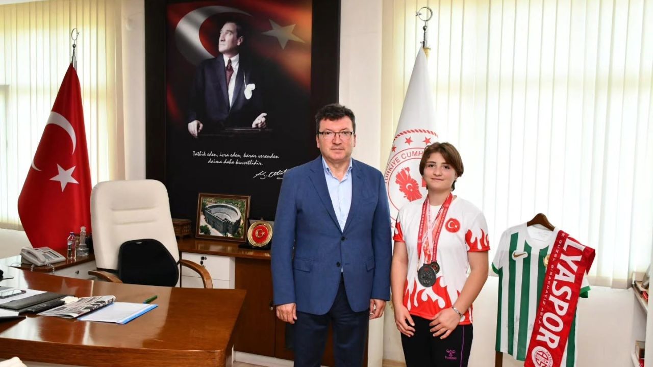 Bilek güreşinde dereceler elde eden Ayşe Büyükkaçar, ilçenin gururu oldu