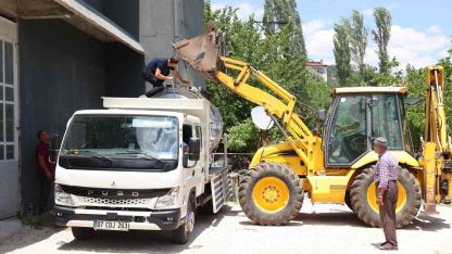 Büyükşehir’in üreticilere ekipman destekleri sürüyor