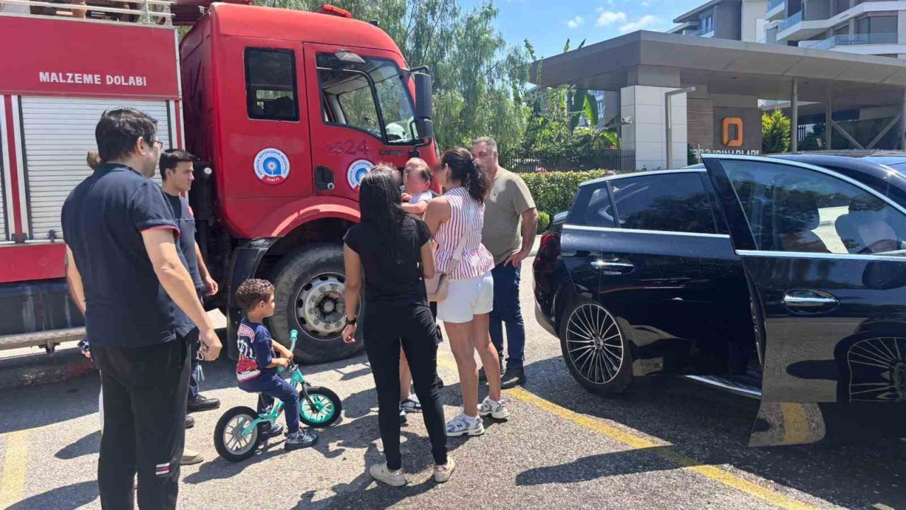 Çocuğu araç içerisinde kilitli kaldı, gözyaşlarına boğulan kadının yardımına itfaiye ekipleri yetişti