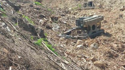 Devrilen iş makinesinin altında kalan operatör hayatını kaybetti
