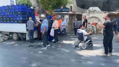 Halde alıcı bulamadığı 4 ton domatesi vatandaşlara ücretsiz dağıttı