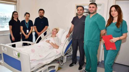 Karnından 12 kilogramlık yumurtalık kitlesi çıkarıldı