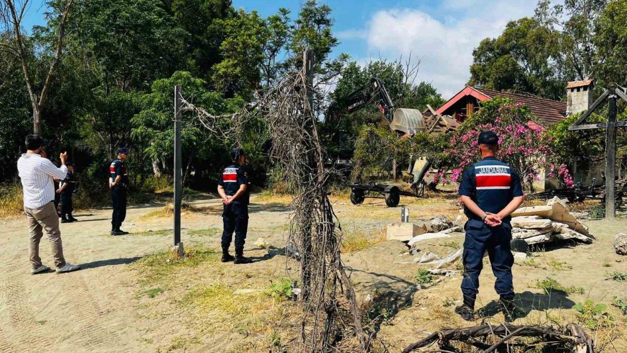 Kemer’de kaçak bungalov yapılar yıkıldı