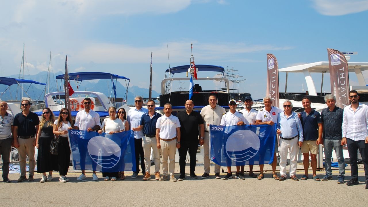Kemer'de marina ve 5 tekneye mavi bayrak teslim edildi