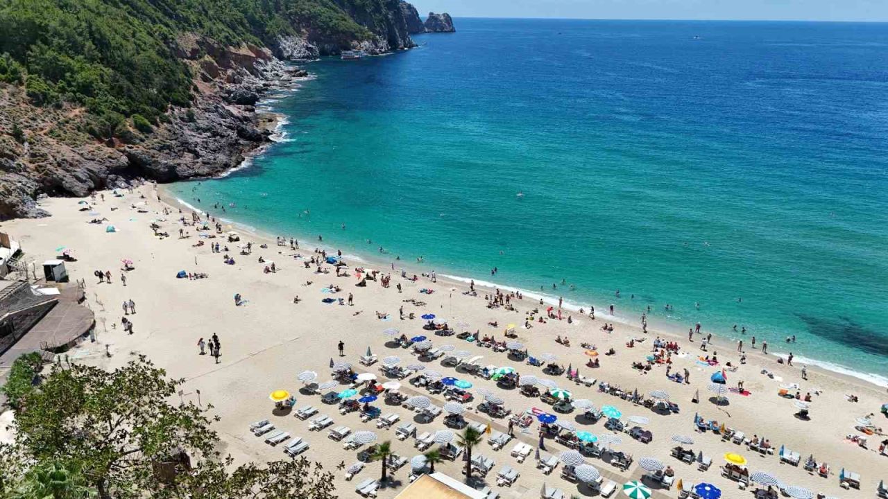 Kleopatra Plajı turistlerle doldu taştı