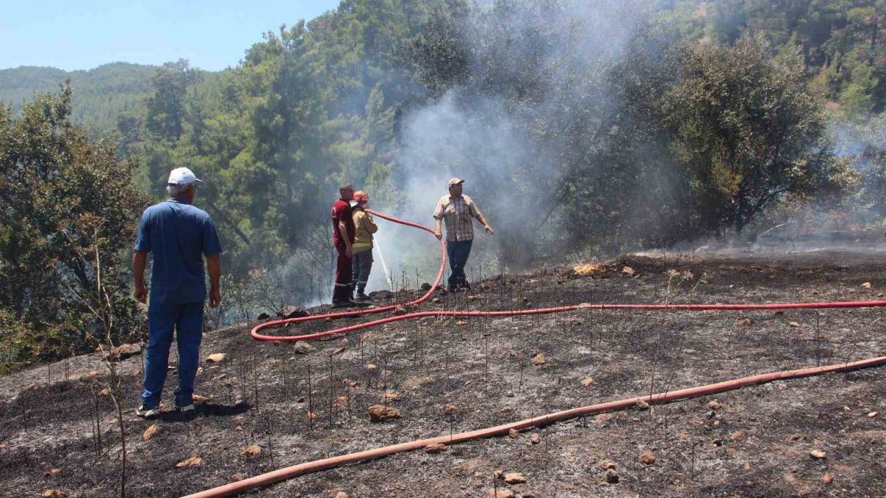 Kumluca’da makilik alanda çıkan yangın, evlere ve ormanlık alana sıçramadan söndürüldü