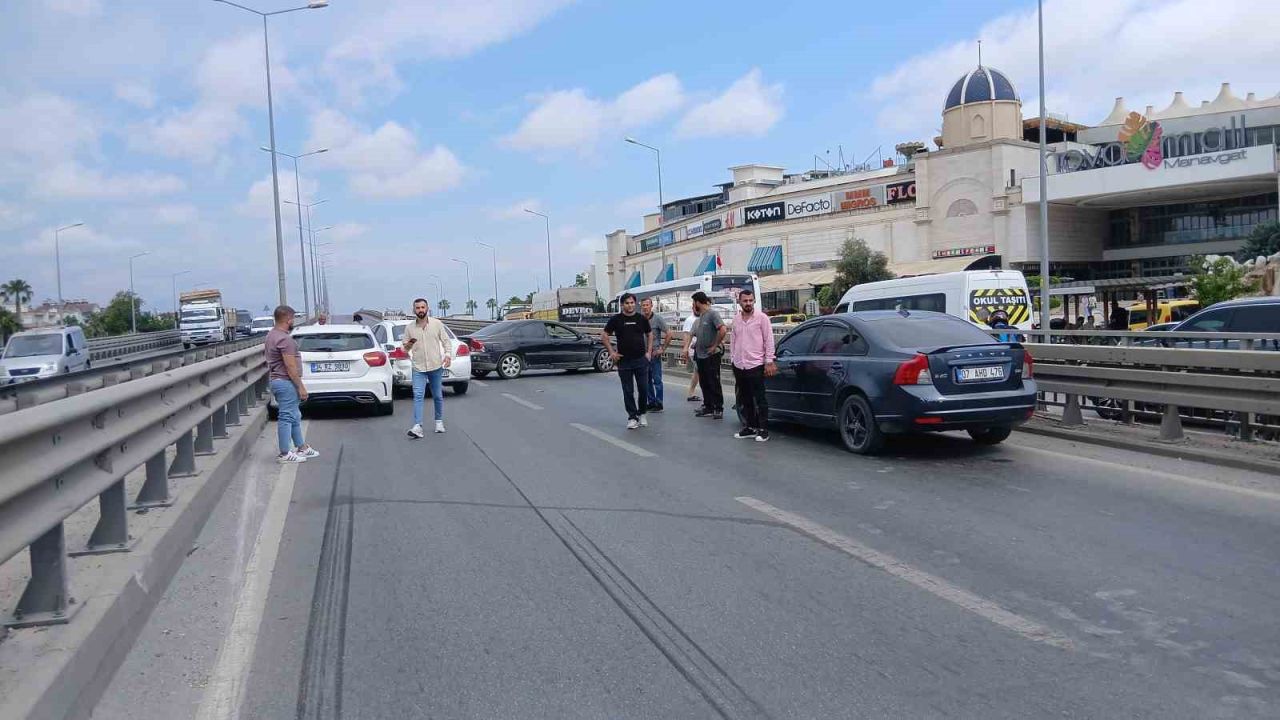 Manavgat’ta 4 aracın karıştığı zincirleme kaza