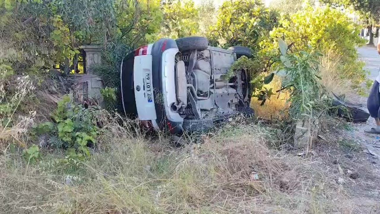 Manavgat’ta otomobil bahçeye uçtu