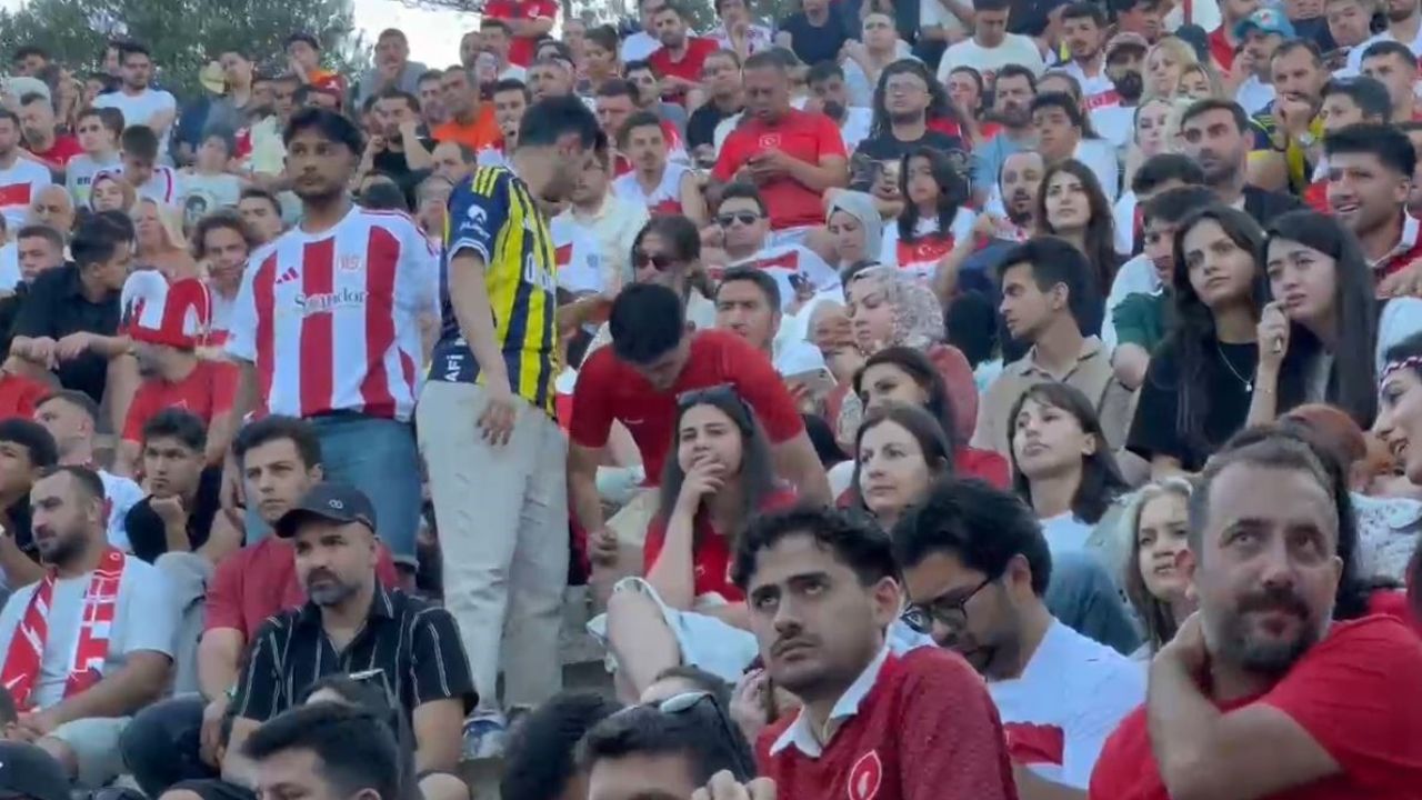 Milli heyecanı 2 bin 500 yıllık antik tiyatroda yaşadılar