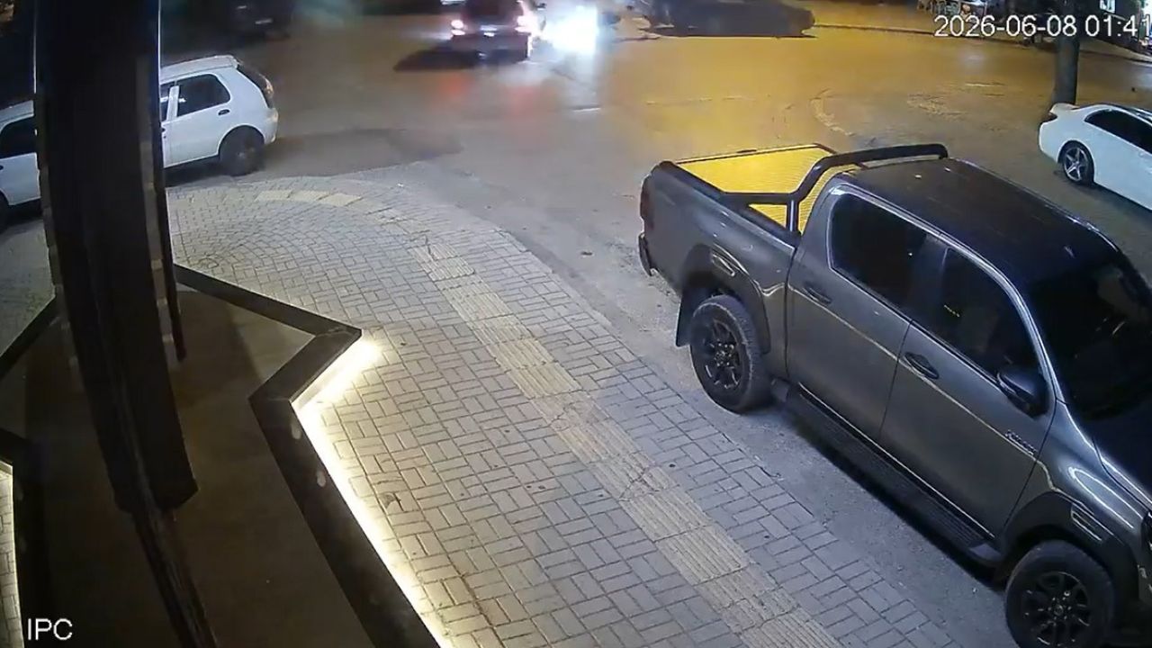 Otomobille çarpışan motosiklettekiler, metrelerce uçup park halindeki aracın bagajına çarptı