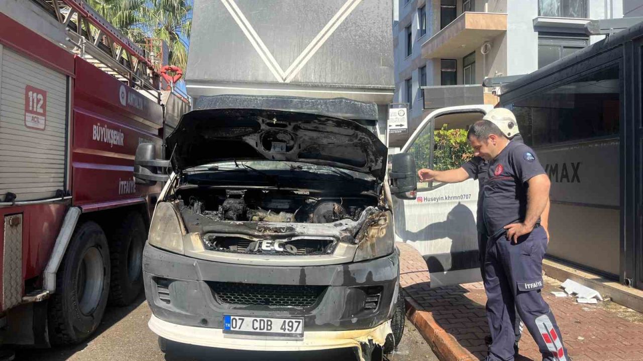 Park halindeki nakliye kamyonunda motor yangını