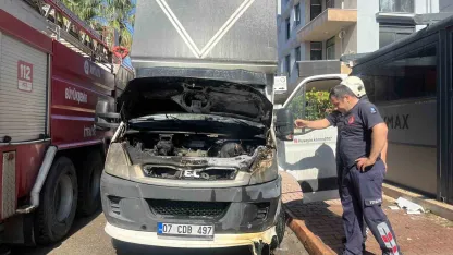 Park halindeki nakliye kamyonunda motor yangını