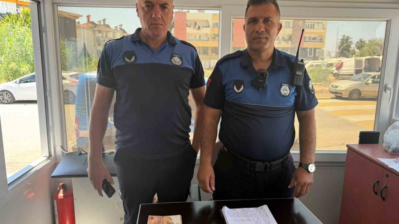 Pazarda sahte döviz ve altınlarla alışveriş yapmaya çalıştı, esnaf ve zabıtanın dikkatiyle yakalandı