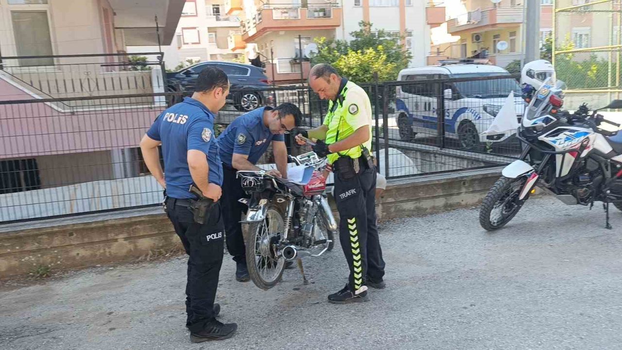 Polisi karşısında görünce motosikleti bırakıp kaçtı