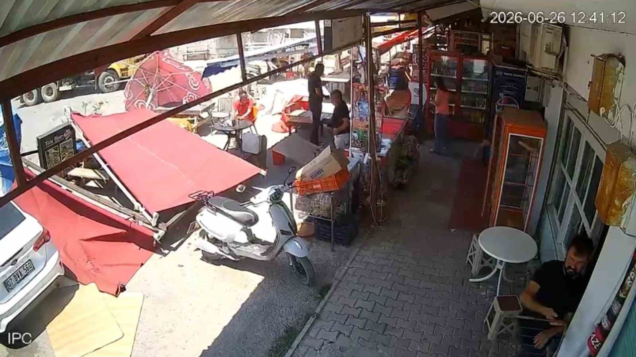 Serik’te hortum paniği: Üzerine tente devrilen vatandaşın yardımına çevredekiler yetişti