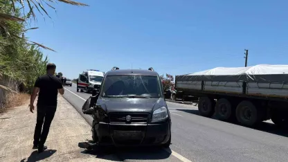 Ticari araç ile çarpışan otomobil bahçeye devrildi: 2 yaralı