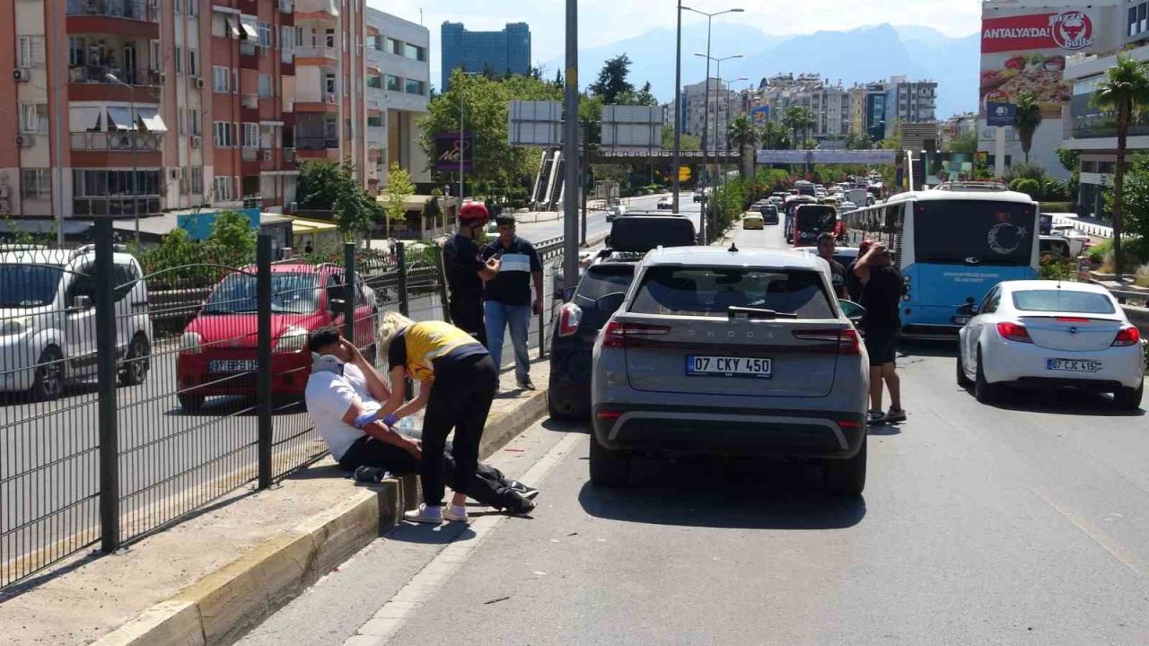 Üst geçitte 4 araç birbirine girdi: 1 yaralı