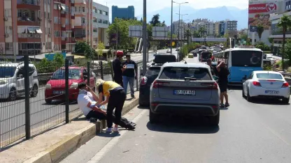 Üst geçitte 4 araç birbirine girdi: 1 yaralı