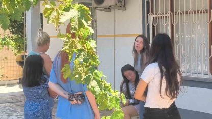 Yangını haber alınca koşarak geldi, vatandaşların apartmandan çıkardığı kızına sarıldı