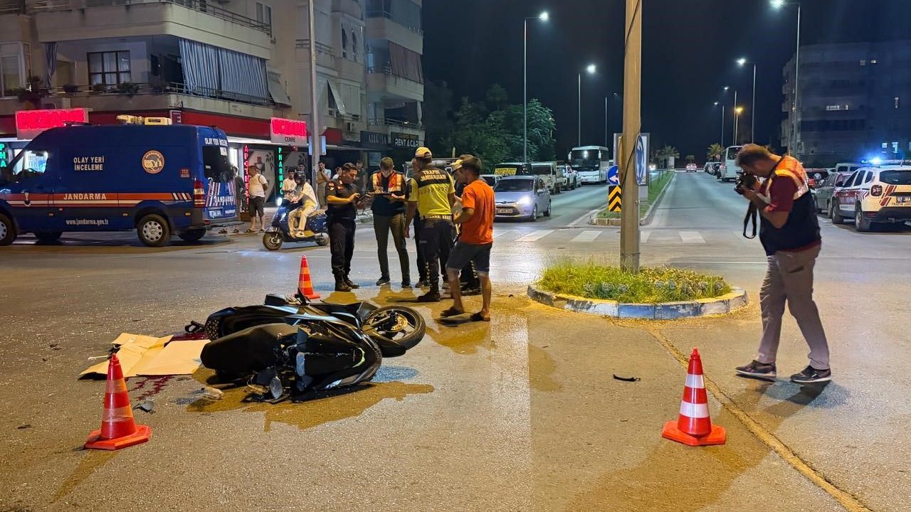 Alanya’da hafif ticari araçla çarpışan motosikletli genç yaralandı