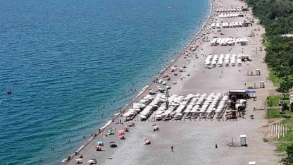 Antalya’da termometreler 38 dereceyi gösterdi, sahiller doldu