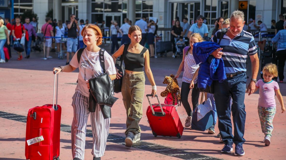Antalya'ya 6 ayda hava yoluyla 5 milyon 574 bin 375 turist geldi