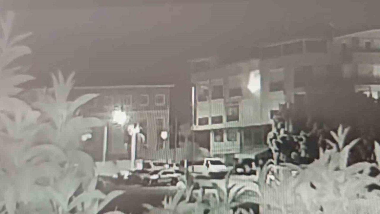 Balkonda oynayan çocuğun ateşle oyunu alt kattaki döşeme atölyesini küle çevirdi