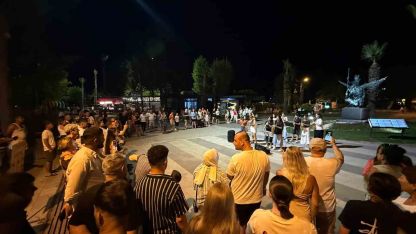 Geleceğin müzisyenleri Kemer gecelerini hareketlendirdi