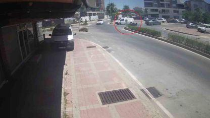 Kamyonete çarpmamak için fren yaptı, devrilen motosikletiyle sürüklenip yaralandı