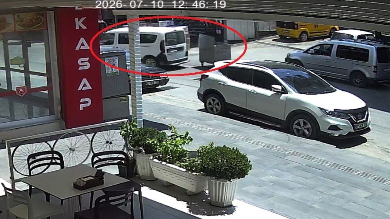 Kontrolden çıkan çöp konteyneri caddeye dalıp araca çarptı: O anlar kamerada