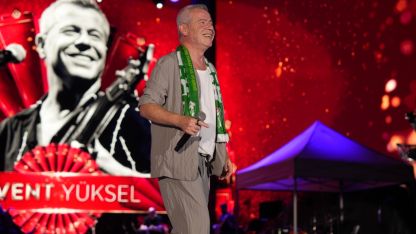 Levent Yüksel dillerden düşmeyen şarkılarını seslendirdi